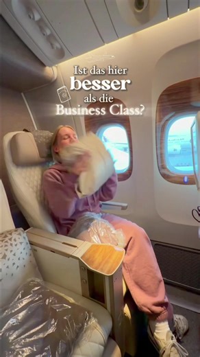Lohnt sich das Upgrade? ✈️🕵️‍♀️ Premium Economy Class ist ja meistens irgendwo zwischen Luxus- und Holzklasse. Wo genau kommt ein bisschen auf die Airline und den Anspruch an. 😅 Bei Condor waren eure Meinungen zweigeteilt und deshalb bin ich gespannt, was ihr zum „neuen“ Premium Erlebnis von Emirates sagt (gibts streng genommen schon länger auf einigen Strecken, aber mir kann sowieso keine erzählen, dass wir wirklich schon 2026 haben. 😭😂). Was gut war, was nicht so cool ist (Spoiler: Hat mit