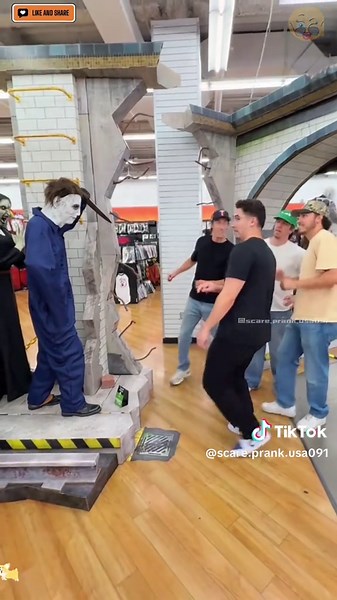 Divertidos animatronics bailando en tiendas de Halloween 2025
