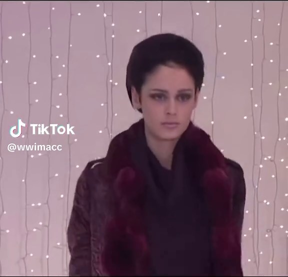 Nicole Trunfio on the Fendi Runway in 2005