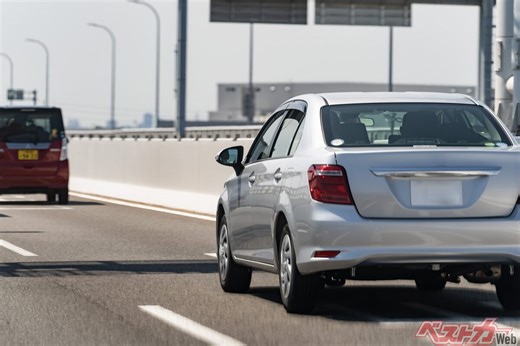 追い越し車線をずっと走るクルマは違反？　見かけた際にできる最適な対処方法は?? - 自動車情報誌「ベストカー」