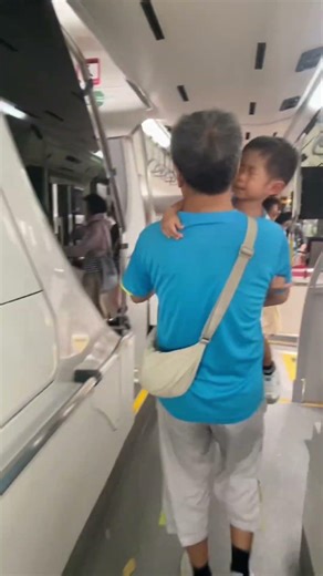 Spotted Green Pasenger Bus | Marina Bay Sands
