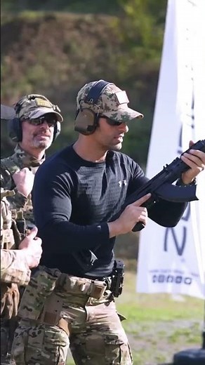 Amerikalı aynasız SAR-15T silahını test ediyor