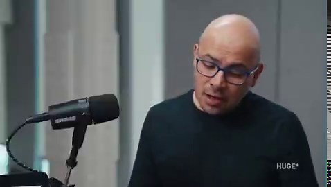 Google DeepMindのCEOデミス・ハサビスが、現在の「生成AI開発競争が人類の科学的進化を阻害している」という残酷な現実を突きつけました。https://t.co/s6bqFh9rF1 ChatGPT以降の過度な商業的競争により、ガン治療などの本質的なブレイクスルーが後回しにされ、単なるチャットボットの開発にリソースが浪費されている事象です。その残酷な全貌とAI開発の課題を3つのポイントにまとめました。1. 競争領域の『間違い』本来AIが解決すべき科学的な課題が放置され、商業的なチャットボット競争に莫大な計算資源と知能が吸い込まれています。ハサビス氏はこの現象を明確な「ミス」と断言し、人類の進化プロセスが資本主義の論理によって物理的に遅延させられていると警告しています。2. 制御の『限界』今後2〜4年以内に、自律的に行動するAIエージェントの時代が到来します。現在の単純なガードレールでは、外部環境と相互作用し続ける自律型システムを制御することは不可能であり、予測不能なバグが社会インフラに直接的なダメージを与えるリスクが極限まで高まっています。3. 安全性の『最適化』AGI（