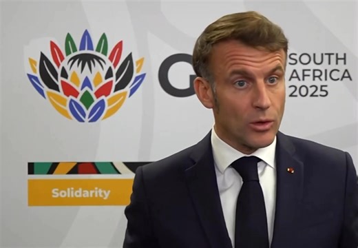 90K views · 1K reactions | ⚡️ Relations France–Algérie : depuis Johannesburg, où se tient le G20, Emmanuel Macron a déclaré vouloir « construire une relation apaisée tournée vers l’avenir » avec l’Algérie, tout en admettant que « de nombreux points doivent encore être ajustés ». Cette prise de position intervient alors que Paris et Alger entament un timide rapprochement après une période de fortes tensions diplomatiques. | Urgent Algérie | Facebook