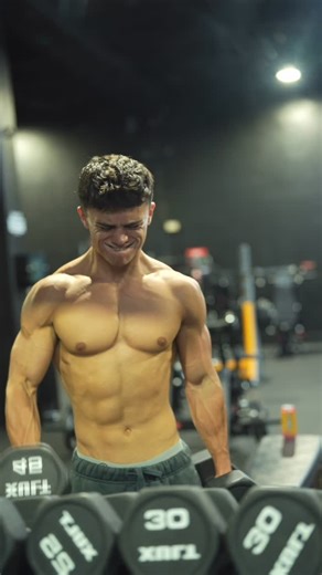 Cruz Brooks | Online Fitness Coach on Instagram: "I’ll be real for a second. People talk to me all the time about stress. About needing to “process things.” But when you ask them what that actually means— what they’re stressed about, what’s making them depressed— they don’t know. And that’s the problem. You can’t fix what you won’t define. You can’t process what you’re not aware of. When I first started my coaching business, I had the same issue. I believed I couldn’t push my physique to its pea