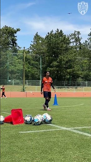 【🎥トレーニング中の1コマ】 #小塚和季 選手の美しいシュート ⚽🔥 集中力と技術が光るトレーニングでした👏 | 清水エスパルス公式
