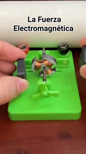 La fuerza electromagnética es una de las cuatro fuerzas fundamentales de la naturaleza. Es la interacción que ocurre entre partículas cargadas eléctricamente, como los electrones y protones. Esta fuerza es responsable de una amplia gama de fenómenos, desde la atracción entre partículas opuestas hasta la formación de átomos y moléculas. #fuerzaelectromagnetica #electromagnetismo #fuerza #ciencia #fisica #levitacion | Curiosidades