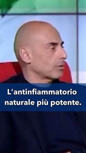 Sai qual è il più potente antinfiammatorio naturale? 🫒 L’olio extravergine d’oliva. Contiene molecole come oleocantale e oleuropeina, capaci di agire meglio dell’ibuprofene nel ridurre l’infiammazione. Gli studi mostrano che chi ne consuma fino a un litro a settimana ha un rischio più basso di tumori e malattie croniche. Scegli sempre un olio extravergine dal sapore intenso e piccante: è il segno che è davvero ricco di principi attivi benefici 🌿 | Umberto Trecroci