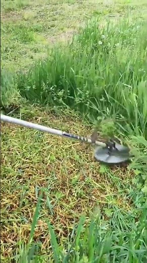 🌿⚙️ Circular Blade Brush Cutter with Gathering Guide for Efficient Grass Clearing