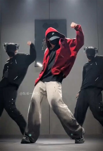 跳完这支新年摇,新年一定要!全都Nice! #2026全都NICE新年摇 #陈小春又发新歌了 #DNF手游 #dancechallenge #队长一米九 抖音号: BLDZ1124