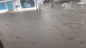 Tras la intensa lluvia, se reportan inundaciones sobre avenida Colón, en Guadalajara, específicamente en el tramo del Tren Ligero entre las estaciones 18 de Marzo y España. Toma precauciones y sigue los reportes de los canales oficiales. ⚠️🚇 | Jalisco Noticias