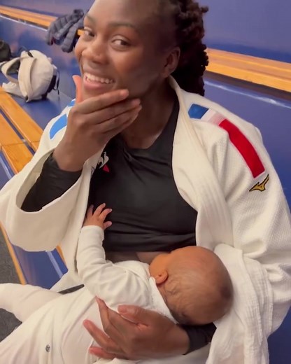 @clarisseagbegnenou poste une vidéo dans laquelle on la voit allaiter son bébé en plein entraînement de judo, à l’occasion de la semaine mondiale de l’allaitement. « Je vous montre comment j’essaie de pallier à mon allaitement à 100% et ma reprise à l’entraînement… pas toujours simple. » s’est exprimée la championne française de judo. Et vous, comment avez-vous géré l’allaitement avec la reprise du travail ? #LMDM #lamaisondesmaternelles #allaitement #sport #work #feeding #judo