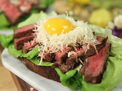 Bookmaker toast med biff och pepparrot