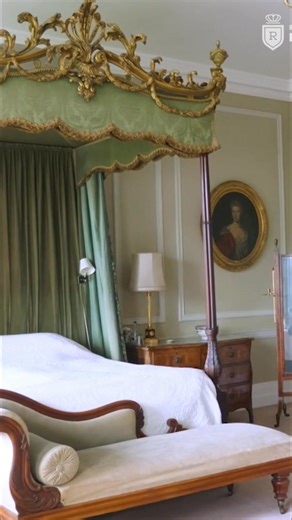 Some Americans visit and fall in love with this place. It's a step back in time—history preserved. The four-poster bed, the unchanged scenery...it’s everything one imagines England to be. #OldEngland #Travel #History #AmericanInEngland | Real Royalty