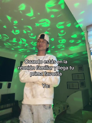 Cuando estás en la reunión familiar y llega tu prima favorita