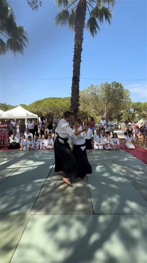 Micheline Vaillant la marraine de cette édition 2025 de #sportsenlumiere en pleine démonstration avec le club @azuraikido. Une marraine d’exception véritable légende vivante au Japon. En plus d’être 7e Dan de sa discipline, elle est Shihan un titre japonais décerné à un grand maître. | Bormes les Mimosas - ville : officiel