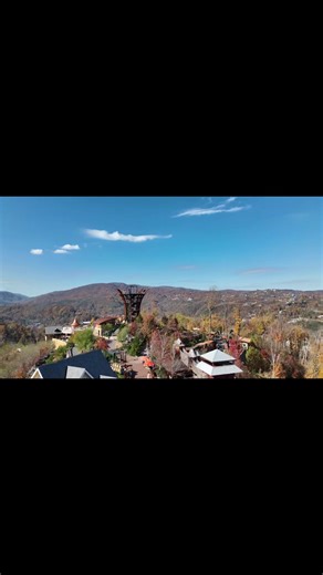 GOOD VIBES ONLY 🤙 Just a little Anakeesta on this gorgeous Tuesday! Blue skies, orange leaves and a lot of happiness to be found in the Great Smoky Mountains. Grab a drink and a rocking chair and relax with incredible views in our brand-new Stone Village. Find out more now at Anakeesta.com.📲 | Anakeesta