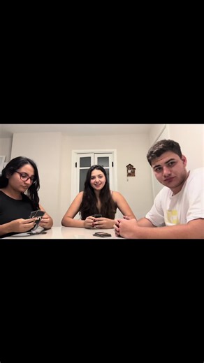 Jogo de UNO: Risadas e Estratégias com Amigos