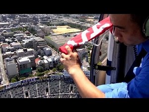 第９４回全国高校野球開幕 朝日新聞社ヘリからボール投下