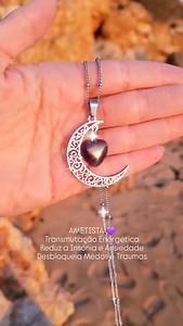 Este colar combina a delicadeza e o simbolismo da lua crescente com o toque místico da ametista. Feito em aço inoxidável, o colar apresenta um pendente em forma de lua, adornado com uma ametista em formato de coração, simbolizando proteção, intuição e serenidade. 💜✨️ | Lua de Cristal