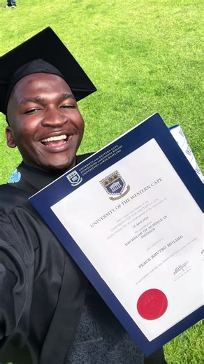 POV: You finished a whole BSc in Physics & Computer Science before 21 😭🎓 Record time. No repeats. Just discipline, pressure… and a lot of faith. Behind this moment? Late nights. Burnouts. “I’m done” moments that I didn’t listen to. But I kept going. Big love to God, my parents, and my people for holding me down through everything 🥹❤️ And yeah… I need to thank myself too. For pushing when it was hard. For choosing better over easier. For not folding. Peace Khutso… we really did that 🤭🔥 #uni 