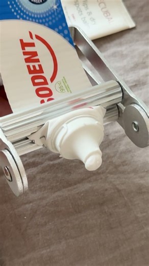 Kläm ur det sista ur den där tuben nu (jag vet att du är less på att stå där och inte får ut det sista) 🦷👄 | Amazon.se