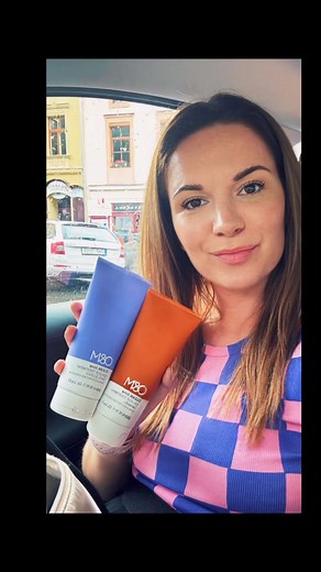 Slíbila jsem vám další recepturu na namíchání barvící masky CLEAN.tones od ORIGINAL&Mineral.Na své vyšisované zlatavé vlasy jsem aplikovala tyto odstíny:30g Caramel 15g Cool Blonde 5g RedAplikovala jsem na umyté, vlhké vlasy a nechala působit 10 minut. Jak se vám tento míchaný odstín líbí? Dejte vědět do komentářů 🙂.Koupíte na www.studiomarteena.cz#haircolor #originalmineral #newhair #newhaircolor #freshhair #colormask | StudioMarteena