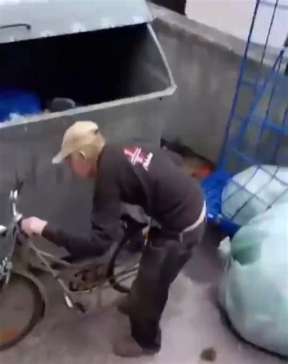 This is Germany. Many European grandparents, after a lifetime of work, can't make ends meet with pensions and are forced to search for food in the garbage. For us, this is truly unbearable. EU politicians are responsible for this disaster.