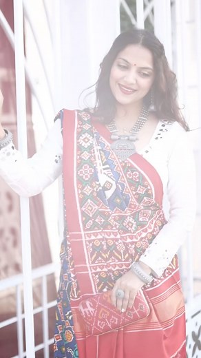 136K views · 2.9K reactions | Trending Transition in traditional ❤️❤️❤️ #mahipatelm #mahipatelofficial #patola #patolasarees #traditional #tradition | mahi_patel_m | Facebook