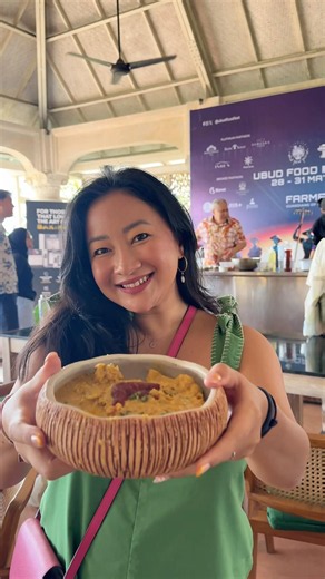 THE Chef Wan made me 3 bowls of Laksaaaa??? WHAT 😱❤️ #laksa #chefwan #foodfestival #ubud