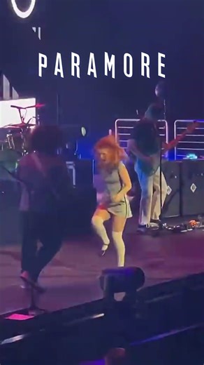 Hayley does the splits with her legs #shorts #music #live #paramore #japan