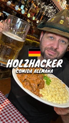 **COMIDA ALEMANA POSTA** Acá me encontré con un lugar genuino, bien aleman, con grandes platillos. Atenti connnnn @cerveceriaholzhacker ✨ EL LUGAR Hace 16 años Eduardo abría este local, siendo bien joven, xq su abuela alemana le había pasado unas recetas que él quería replicar. Siempre con excelente cerveza tirada, mucha decoración alemana y una esquina bien amplia, superrr tranquila y linda para disfrutar del patio delantero y la terraza en verano, pero tb la parte interna para entrarle a los p