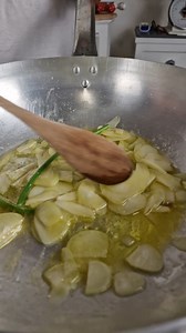 276K views · 2.7K reactions | Pici all'aglione Conoscevi l'aglione?龍 un primo di pasta semplice e dai sapori genuini da provare per una cena tra amici. Ingredienti Pici 500 g polpa di pomodoro 500 g aglione 100 / 150 g un cucchiaio di aceto rosso una punta di zucchero prezzemolo fresco peperoncino #pasta #ricetta #toscana | I fornelli di Max | Facebook