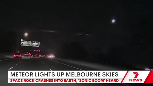 A huge meteor has lit up the night sky across Victoria before it crashed to the ground with a thunderous bang. 📱Download the 7NEWS app: 7news.link/7newsapp #7NEWS | 7NEWS Melbourne