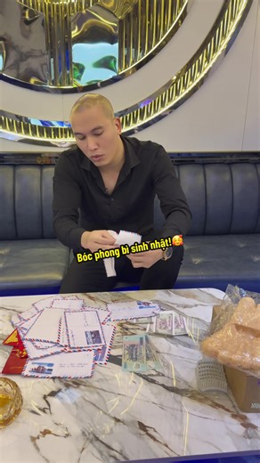 Bóc Phong Bì Sinh Nhật Tú Lê Thơm Quá!