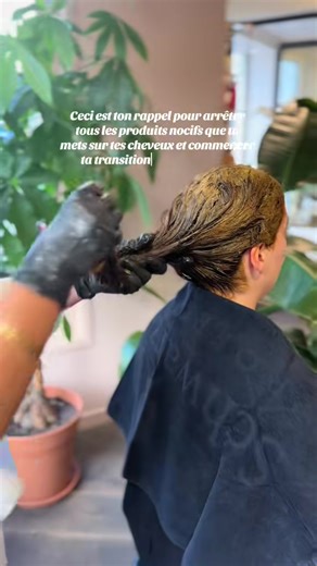 Si tes cheveux sont secs, ternes, cassants ou que ton cuir chevelu gratte, ce n’est pas normal. La plupart du temps, c’est simplement le résultat de produits chimiques agressifs et de colorations répétées. La bonne nouvelle ? Tes cheveux peuvent retrouver brillance, force et santé grâce à une transition capillaire naturelle adaptée. Depuis plus de 12 ans, j’accompagne mes clientes à passer de la coloration chimique aux soins végétaux et routines naturelles pour retrouver leurs vrais cheveux. Et