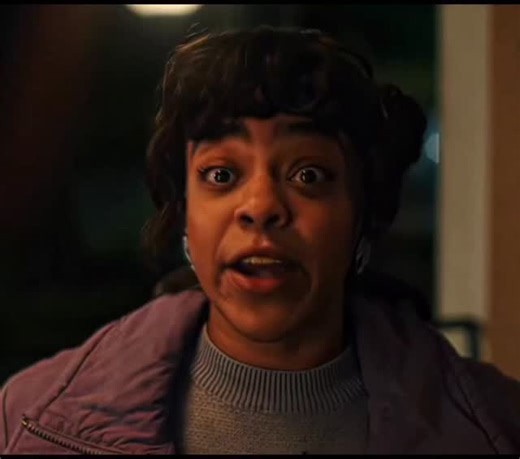 Cenas061 on Instagram: "ASSISTA JÁ NO L!NK DA BIO!🍿🎬 SÉRIE – STRANGER THINGS (Murray & Erica) Resumo: Murray e Erica formam uma dupla improvável, mas cheia de personalidade. Enquanto Murray usa sua paranoia e inteligência para desvendar conspirações, Erica mostra atitude, coragem e ironia mesmo diante do perigo. Juntos, eles garantem momentos de tensão e humor, provando que coragem não depende da idade. 🎬 Ano: 2016 🇺🇸 País: EUA 🍿 Gênero: Ficção Científica / Drama / Suspense #netflix #anime