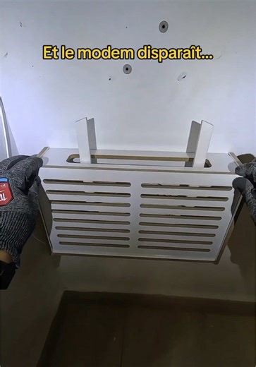 On ne voit plus rien… et pourtant tout est là 👀 Cache-modem en MDF découpé CNC, vendu en kit. Assemblage, fixation murale et modem fibre bien caché 📶 Propre, discret et utile. #diy #amenagementinterieur #astucemaison #cachemodem #creatorsearchinsights