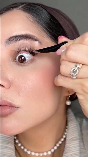 Teaching you how to apply false eyelashes underneath your natural lashes? 🫣👀 #makeup #makeupadvic...
