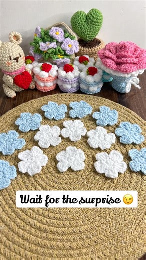 👉 Every bouquet starts with tiny flowers 🌸✨ Can you guess what this will become?