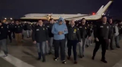 🔴Premières images de Maduro à New York Le Président vénézuélien a été observé sur le tarmac de l’aéroport et, plus tard, dans les locaux de la DEA (Drug Enforcement Administration). 👉 Selon des images diffusées par les médias locaux, Nicolas Maduro est escorté par des agents fédéraux. 🗣 "Bonne nuit. Bonne année", a-t-il déclaré aux personnes présentes en traversant le bâtiment. Sputnik_afrique | Actualités Géopolitiques