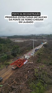 PONTE DA RECONSTRUÇÃO 🌉 | Hoje começou o transporte do novo vão que será instalado na Ponte de Ferro entre Arroio do Meio e Lajeado. As estruturas metálicas serão levadas em várias etapas, sendo a última na quarta-feira, dia 5. 🛣️ As peças são soldadas na Altari, de Estrela e seguem com transporte escoltado pela PRF até o rio Forqueta. A reforma da ponte histórica é custeada pela Lyall e empresas parceiras, ao custo estimado de R$ 1,5 milhão. O içamento das estruturas metálicas será feito pela