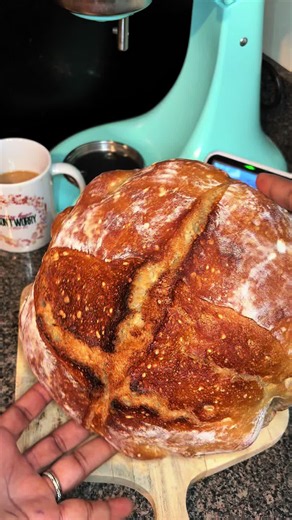 📌 Pan artesanal de masa madre (Parte 1) Te comparto mi receta básica para que empieces a hornear pan en casa, sin complicaciones y con mucho amor 🫶 Vas a necesitar: 1 1/4 taza de agua 1 cucharadita de sal 1 taza de masa madre activa 3 tazas de harina todo uso ✨ ¿Quieres hornearlo el mismo día? Déjalo reposar 2 horas después del último estiramiento, dale forma y hornea. En el video mencione que después del último estiramiento deberías dejar tu masa unos 4-6 horas. Esto realmente va a depender d