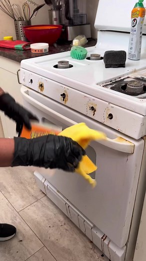 1.4M views · 10K reactions | For more cleaning content follow @vanesamaro91 﫧Did you know the stove knobs could be removed? Now you know! 﫧#cleaningservice #cleaningmotivation #swiffer #austin #texas #cleaninghelp #housekeeping #housekeeper #cleaning #housekeepertips #clean #asmr #cleaningservice #photography #tiktok #anime #car #bt #hardwork #memes #atx #austin #camera #taylorswift #cleanfreak #reality #housekeepertips #stove #knobs #oven | Vanesa Amaro | Facebook