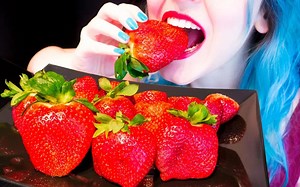 Mystic Saurus 巨大多汁草莓 ｜ 爽脆的咀嚼声 ～ 放松的咀嚼声音_哔哩哔哩_bilibili