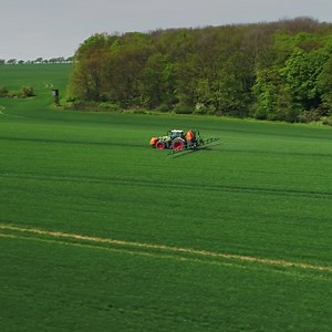 Zum Abschluss unseres Kleinformates #UFreitag bekommt Ihr ein paar Eindrücke von unserer UF 02 im Feldeinsatz 🌾🎥. Wie hat Dir der #UFreitag gefallen? Mehr davon? 🤔 #amazone #pflanzenschutz #landtechnik #landwirtschaft #UF #farming #agriculture #farmequipment #goforinnovation #amazing | AMAZONE