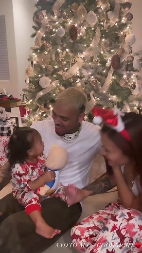 Chris Brown & Diamond Brown celebrating Christmas with Daughter Lovely ⛄ Dec 25 🎥 : @diamondbrownn @chrisbrownofficial #chrisbrown #cb #breezy #cbreezy #chrisbrownofficial #Thediamondbrown #diamondbrown #lovelybrown #fypシ #fypage #lovelysymphanibrown #teambreezy #thelovelysymphanibrown #teamdiamond #fyp