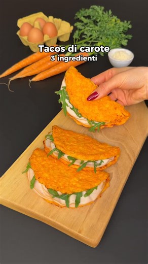 Giulia Rago on Instagram: "Tacos di carote senza farina 🌮🥕 Solo 3 ingredienti e pochi minuti per trasformare le solite carote in un’idea sfiziosa. Ingredienti: 200 g carote grattugiate 70 g parmigiano 1 uovo Per la farcitura: Fesa di tacchino Rucola Procedimento: Grattugia le carote e strizzale bene. Unisci parmigiano e uovo, amalgama fino a ottenere un composto compatto. Forma dei dischi su carta forno. Cuoci in forno ventilato a 180° per 15 min. Farcisci come preferisci: io ho scelto fesa di