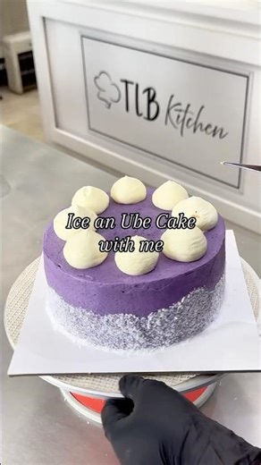 This is personally one of my favorite cakes to eat😆💜#Vlog #cake #cakedecorating #icing #chef