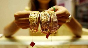 Gold slips below 50k; experts explain reasons, give crucial buy and sell zones—key levels to watch out for today